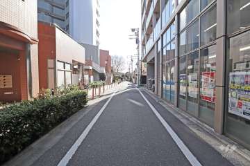 敷地西側の前面道路(北側から)