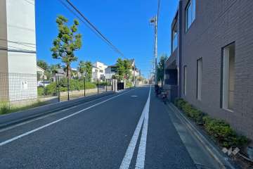 敷地北側の前面道路（西側から）