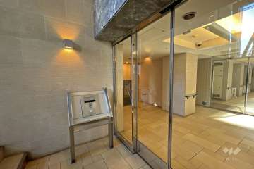 エントランスはオートロック付きです。