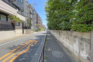 敷地北側の前面道路（西側から）