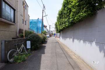 敷地北西側の前面道路（北東側から）