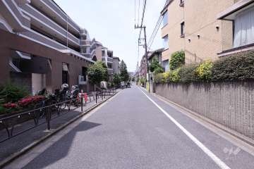 敷地南東側の前面道路（北東側から）