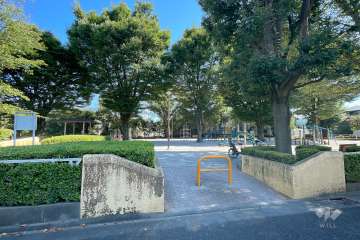 敷地に隣接する世田谷区立野沢公園