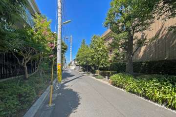 敷地の北西側道路の西側から