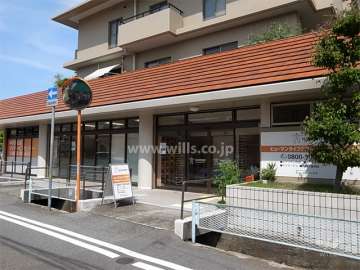 建物1階には店舗が入っています。