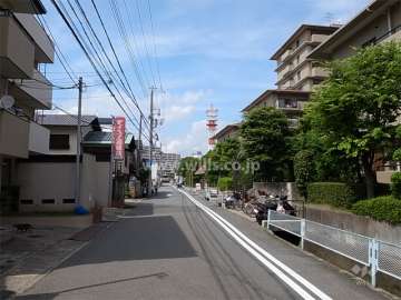 周辺は区画の整った静かな住宅地。敷地東側は上甲子園中学校に隣接しています。