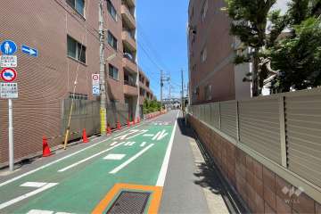 敷地東側の前面道路（南側から）