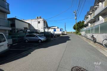 敷地西側の前面道路（北側から）