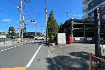 敷地西側の前面道路