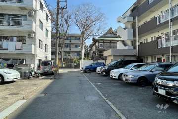 敷地の北西側前面道路（南西側から）