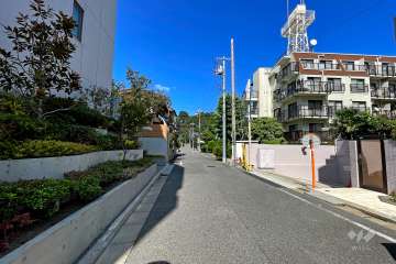 敷地北西側の前面道路（南西側から）