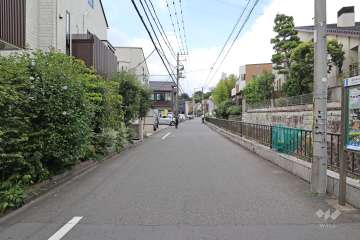 敷地の北東側の前面道路（南東側から）