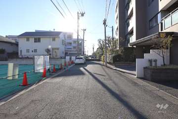 敷地南東側の前面道路（北東側から）