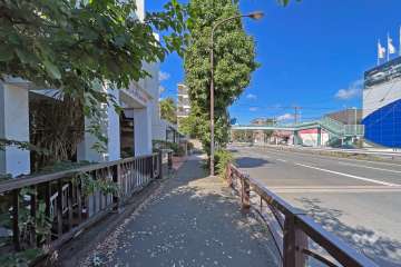 敷地北側の前面道路は環八通りです（東側から）。