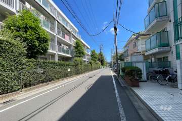 敷地南西側の前面道路（北西側から）