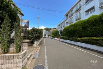 敷地北西側の前面道路（南西側から）