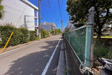 敷地南西側の前面道路（北西側から）