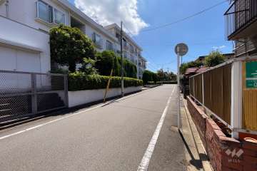 敷地北西側の前面道路（北東側から）