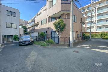 敷地西側の前面道路（北側から）