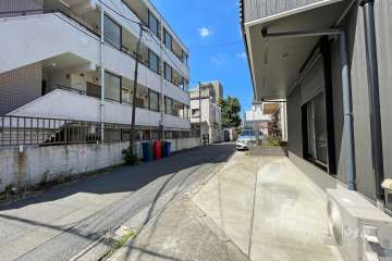 敷地北側の前面道路（東側から）