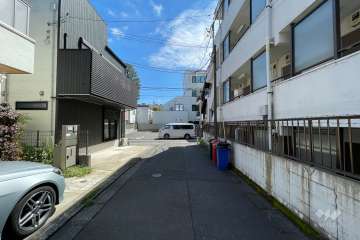 敷地北側の前面道路（西側から）