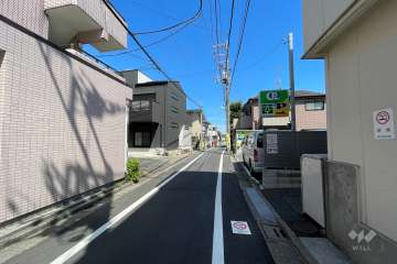 敷地東側の前面道路（南側から）