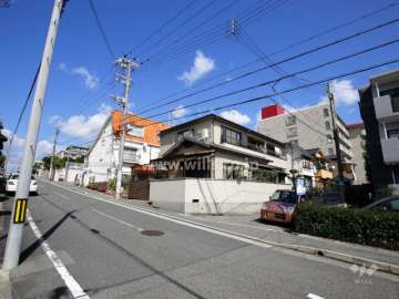 敷地西側の前面道路