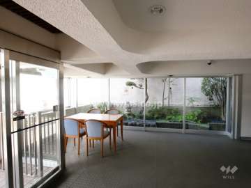 エントランスホールには談話スペースがあります。