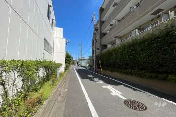 敷地西側の前面道路