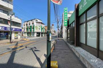 敷地の東側前面道路（南側から）