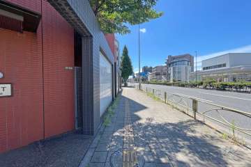 敷地北東側の前面道路（北東側から）