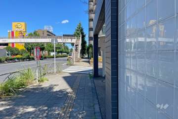 敷地北東側の前面道路（南西側から）