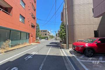 敷地南西側の前面道路（北西側から）