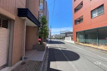 敷地南西側の前面道路（南東側から）