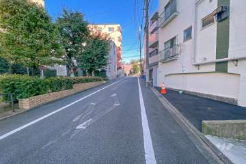 敷地北東側の前面道路（北西側から）