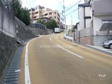 前面道路は勾配の急な坂道です。