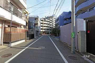 敷地北側の前面道路（西側から）