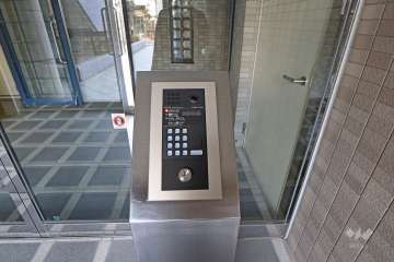 エントランスはオートロック付きです。