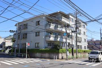 コープ野村用賀の外観西側から)