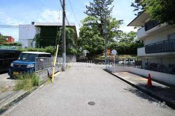 敷地の北側前面道路。周辺は、戸建やマンションが立ち並ぶ閑静な住宅街です。