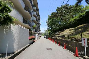 敷地の東側前面道路。東側には、松風公園があります。