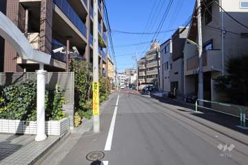 敷地南東側の前面道路