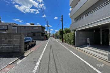 敷地東側の前面道路（北側から）