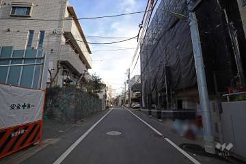 敷地北東側の前面道路(北西側から)