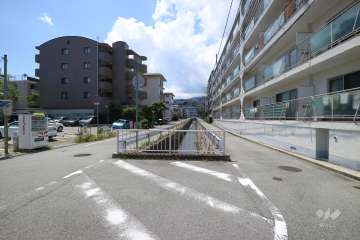 敷地南側の前面道路（東側から）水路が流れています。