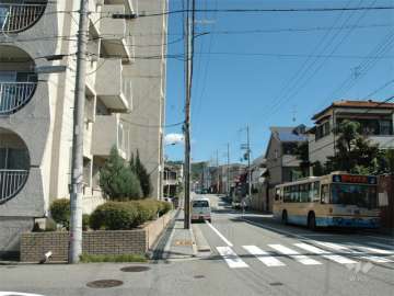 敷地の東側は二車線のバス通り。すぐ目の前にバス停があります。