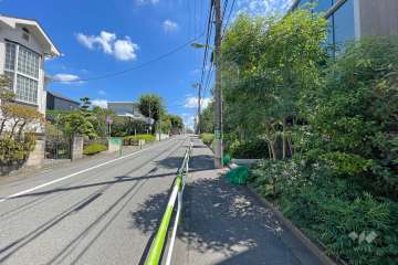 敷地北西側の前面道路（南東側から）