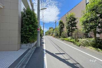 敷地北東側の前面道路（北西側から）