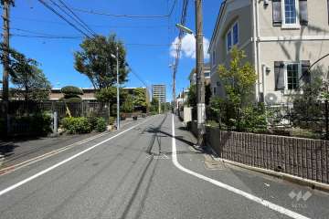 敷地北東側の前面道路（南東側から）