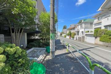 敷地北西側の前面道路（北東側から）